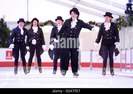 Anlässlich des World Ice Skating Day am 14. Dezember stellen Mitarbeiter der National Galleries of Scotland Schlittschuhlaufen eines der berühmtesten Gemälde aus Schottlands Sammlung nach, Sir Henry Raeburns Skating Minister. Zusammen mit Edinburghs Weihnachten gingen die Eislaufminister auf die Eislaufbahn in der George Street, um das Gemälde nachzuahmen. Das um 1795 gemalte Kunstwerk trägt den Namen Reverend Robert Walker Skating am Duddingston Loch, wurde aber liebevoll als Skating Minister bezeichnet. Bilddatum: Dienstag, 9. Dezember 2025. Stockfoto
