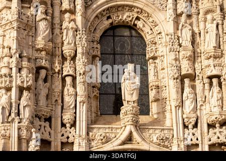 Belem Lissabon Portugal 4. Dezember 2025. Komplizierte geschnitzte Steinfiguren zieren die Fassade des Klosters Jeronimos um ein zentrales Bogenfenster. Stockfoto