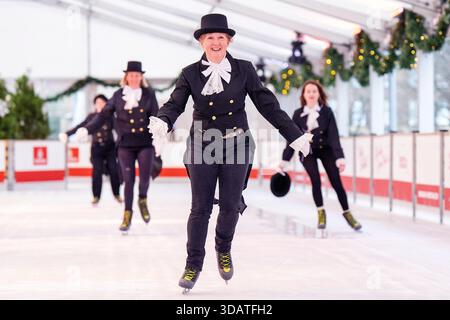 Anlässlich des World Ice Skating Day am 14. Dezember stellen Mitarbeiter der National Galleries of Scotland Schlittschuhlaufen eines der berühmtesten Gemälde aus Schottlands Sammlung nach, Sir Henry Raeburns Skating Minister. Zusammen mit Edinburghs Weihnachten gingen die Eislaufminister auf die Eislaufbahn in der George Street, um das Gemälde nachzuahmen. Das um 1795 gemalte Kunstwerk trägt den Namen Reverend Robert Walker Skating am Duddingston Loch, wurde aber liebevoll als Skating Minister bezeichnet. Bilddatum: Dienstag, 9. Dezember 2025. Stockfoto