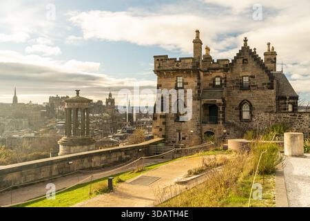 Blick auf das historische City Observatory und Edinburgh Castle auf dem Gipfel des Calton Hill, getaucht in das warme Licht eines Winteruntergangs, Edinburgh, Schottland, UN Stockfoto
