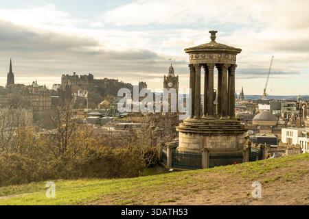 Blick auf das berühmte Dugald Stewart Monument auf dem Calton Hill mit Blick auf das historische Edinburgh Castle und die pulsierende Skyline der Stadt Calt Stockfoto