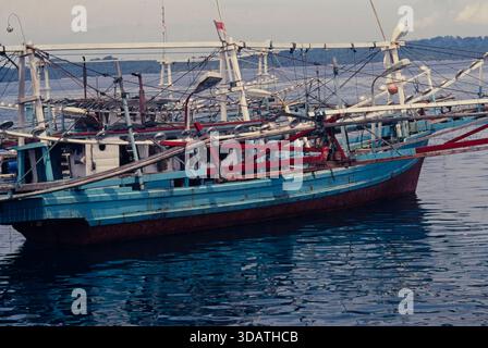 Indonesien, Pulau Batu, Batu-Inseln, vor der Westküste von Sumatra, Fischerboot mit verschiedenen Fischernetzen, Kodak Elite Chrome ISO 100 EB, 2001 Stockfoto