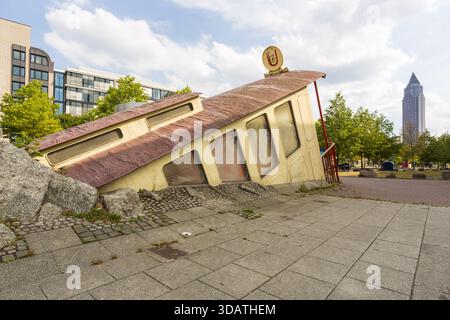 Blick auf die U-Bahn-Station Bockenheimer Wache Kunststruktur, die einem geneigten U-Bahn-Eingang ähnelt, umgeben von Grünanlagen und modernen Gebäuden, Frankfurt am Main Stockfoto