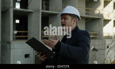 Architekt mit einem Eingabestift auf einem Tablet-Computer auf einer Baustelle Stockfoto