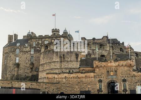 Blick auf das prächtige Edinburgh Castle, eine steinerne Festung, die sich gegen den hellen Himmel erhebt, Fahnen flattern auf alten Türmen, eine zeitlose Szene, Castle Stockfoto