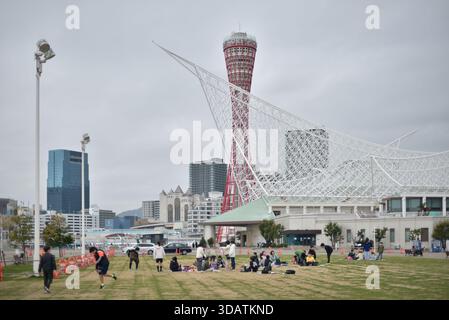 Kobe Port Tower und Meriken Park, Uferpromenade der Stadt Kobe in der Präfektur Hyogo in Japan am 15. Februar 2024 Stockfoto