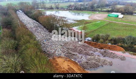 Der 150 m lange Berg aus Müll, der illegal neben der A34 und in der Nähe des River Cherwell in Kidlington, Oxfordshire, abgeladen wurde. Bilddatum: Freitag, 12. Dezember 2025. Stockfoto