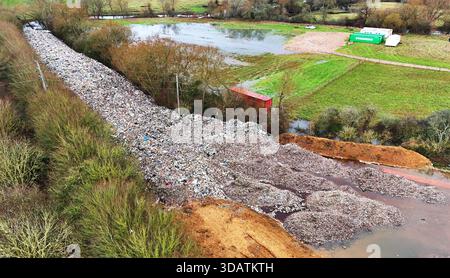 Der 150 m lange Berg aus Müll, der illegal neben der A34 und in der Nähe des River Cherwell in Kidlington, Oxfordshire, abgeladen wurde. Bilddatum: Freitag, 12. Dezember 2025. Stockfoto