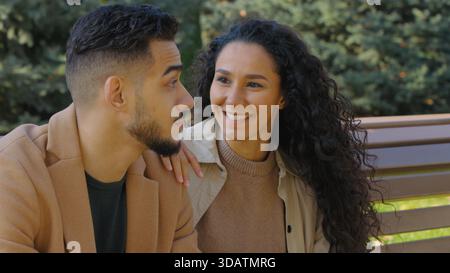 Glückliche hispanische Paare sprechen trinken trinken nehmen weg Kaffee lächelnd im Herbst Park Familie Frau mit Mann sprechen Dating draußen Datum in der Stadt Herbstsaison Stockfoto