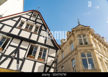 Der Blick auf das Fachwerkhaus steht stolz in der Altstadt vor einem pulsierenden blauen Himmel, eingerahmt von klassischer Architektur, in einer bezaubernden europäischen Straße. Stockfoto