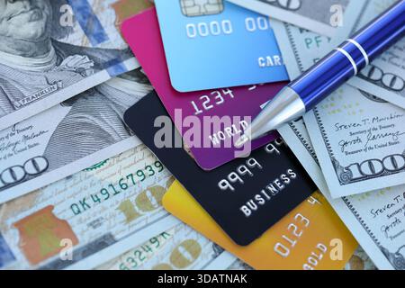 100 US-Dollar-Scheine und Silberstift mit Kreditkarten aus der Nähe. Konzept der Geschäftsberechnung und Rechnungslegung in den USA Stockfoto