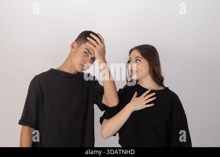 Ein junges Paar, das eine beiläufige Meinungsverschiedenheit oder ein ausdrucksstarkes Gespräch hat Stockfoto