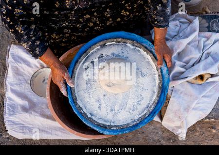 Nahaufnahme von beduin Frau, die palästinensische Pizza mit Mehl im Freien in Palestien-Landschaft kocht, traditionelles Essen Stockfoto