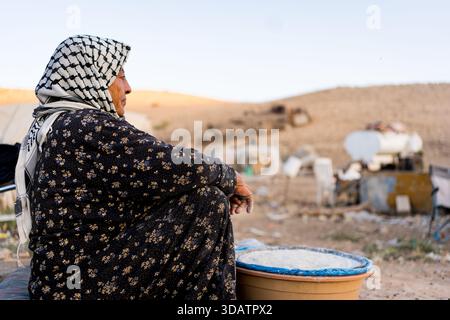 Ramallah, Palästina - 29. Oktober 2025: Nahaufnahme einer beduin-Frau, die im Freien palästinensische Pizza mit Mehl in Palestien-Landschaft kocht, traditionell fo Stockfoto