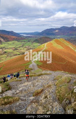 Blick auf Wanderer auf Cat Bells Ridge, Lake District, Cumbria, England, Großbritannien. Stockfoto