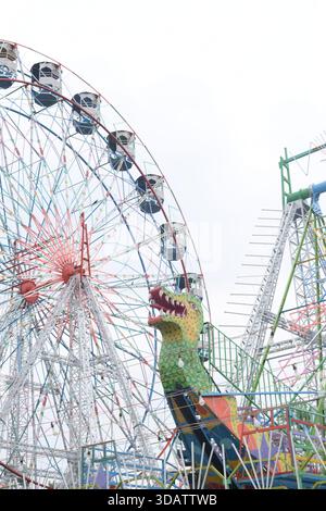 Nahaufnahme des mehrfarbigen Riesenrads während Dussehra Mela in Delhi, Indien. Unteransicht des Riesenradschwenkens. Riesenrad mit farbenfrohen Kabinen durin Stockfoto