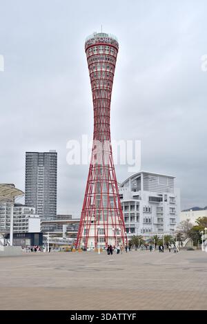 Kobe Port Tower und Meriken Park, Uferpromenade der Stadt Kobe in der Präfektur Hyogo in Japan am 15. Februar 2024 Stockfoto