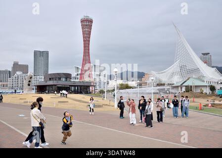 Kobe Port Tower und Meriken Park, Uferpromenade der Stadt Kobe in der Präfektur Hyogo in Japan am 15. Februar 2024 Stockfoto