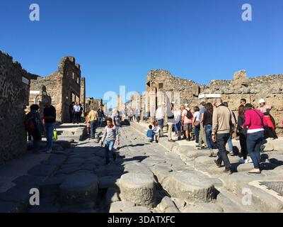 Antike Ruinen von Pompeji in Süditalien, die Straßen, Häuser und öffentliche Plätze erhalten haben, die durch den Ausbruch des Vesuvs im Jahr 79 begraben wurden und heute am 30. Oktober 2016 als eine der bedeutendsten archäologischen Stätten der Welt gelten Stockfoto