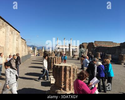 Antike Ruinen von Pompeji in Süditalien, die Straßen, Häuser und öffentliche Plätze erhalten haben, die durch den Ausbruch des Vesuvs im Jahr 79 begraben wurden und heute am 30. Oktober 2016 als eine der bedeutendsten archäologischen Stätten der Welt gelten Stockfoto