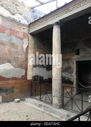 Antike Ruinen von Pompeji in Süditalien, die Straßen, Häuser und öffentliche Plätze erhalten haben, die durch den Ausbruch des Vesuvs im Jahr 79 begraben wurden und heute am 30. Oktober 2016 als eine der bedeutendsten archäologischen Stätten der Welt gelten Stockfoto