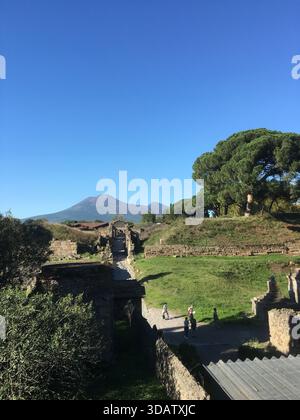 Antike Ruinen von Pompeji in Süditalien, die Straßen, Häuser und öffentliche Plätze erhalten haben, die durch den Ausbruch des Vesuvs im Jahr 79 begraben wurden und heute am 30. Oktober 2016 als eine der bedeutendsten archäologischen Stätten der Welt gelten Stockfoto