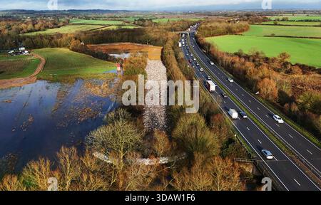 Der 150 m lange Berg aus Müll, der illegal neben der A34 und in der Nähe des River Cherwell in Kidlington, Oxfordshire, abgeladen wurde. Bilddatum: Freitag, 12. Dezember 2025. Stockfoto