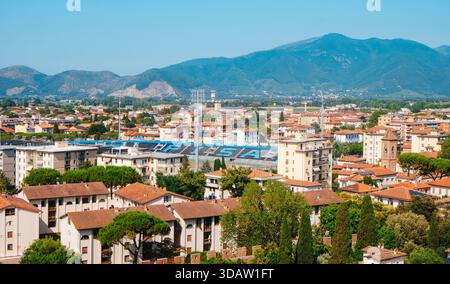 Pisa, Italien - 26. Juni 2025: Aus der Vogelperspektive über Pisa mit dem Stadion Arena Garibaldi ist zwischen Wohngebäuden, roten Ziegeldächern und Grün zu sehen Stockfoto
