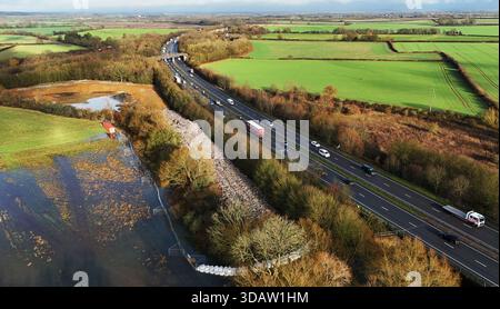 Der 150 m lange Berg aus Müll, der illegal neben der A34 und in der Nähe des River Cherwell in Kidlington, Oxfordshire, abgeladen wurde. Bilddatum: Freitag, 12. Dezember 2025. Stockfoto