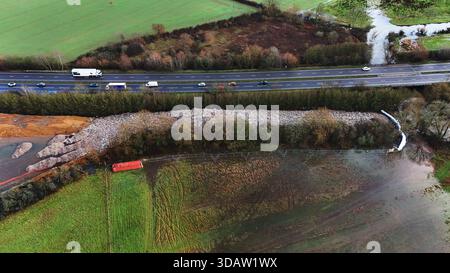 Der 150 m lange Berg aus Müll, der illegal neben der A34 und in der Nähe des River Cherwell in Kidlington, Oxfordshire, abgeladen wurde. Bilddatum: Freitag, 12. Dezember 2025. Stockfoto