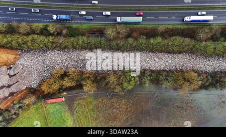 Der 150 m lange Berg aus Müll, der illegal neben der A34 und in der Nähe des River Cherwell in Kidlington, Oxfordshire, abgeladen wurde. Bilddatum: Freitag, 12. Dezember 2025. Stockfoto