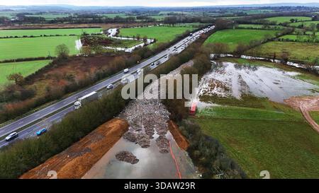 Der 150 m lange Berg aus Müll, der illegal neben der A34 und in der Nähe des River Cherwell in Kidlington, Oxfordshire, abgeladen wurde. Bilddatum: Freitag, 12. Dezember 2025. Stockfoto