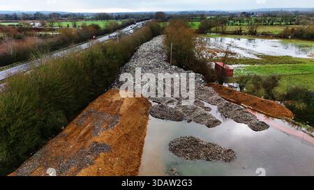 Der 150 m lange Berg aus Müll, der illegal neben der A34 und in der Nähe des River Cherwell in Kidlington, Oxfordshire, abgeladen wurde. Bilddatum: Freitag, 12. Dezember 2025. Stockfoto