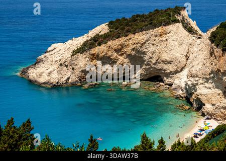 Ein malerischer Blick auf den Strand Porto Katsiki auf Lefkada, Griechenland, mit türkisfarbenem Wasser, steilen felsigen Klippen und einer malerischen Mittelmeerküste. Th Stockfoto