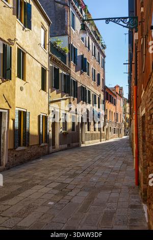 Enge Wohnallee calle in Venedig, Italien, mit Wäscherei zwischen historischen Gebäuden. Szene Alltag in der Stadt. Stockfoto