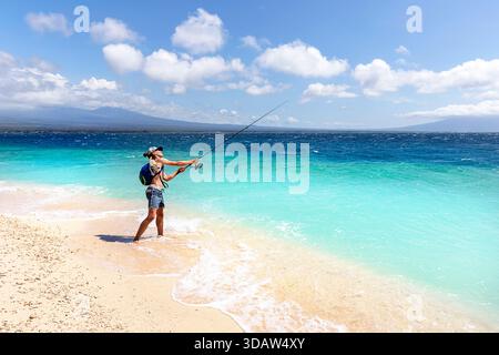 Spektakuläre tropische Insel Tabuhan zwischen Java und Bali Insel in Indonesien, Touristenfischen in türkisfarbenem Wasser, Uferabwurf am weißen Sandstrand Stockfoto