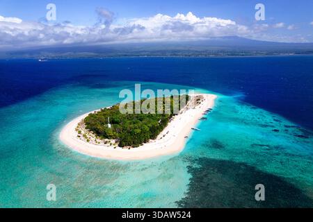 Spektakuläre tropische Insel Tabuhan zwischen Java und Bali Island in Indonesien, aus der Vogelperspektive auf die Insel, Korallenriff, türkisfarbenes Wasser Stockfoto