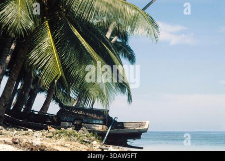 Indonesien, Pulau Batu, Batu-Inseln vor der Westküste von Sumatra, Fischerboot auf den Steininseln, Fuji Film ISO 200 Sensia RM, 2001 Stockfoto