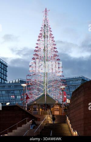 Liverpool ein Einkaufszentrum mit Weihnachtsbäumen. Liverpool UK. November 2025 Stockfoto