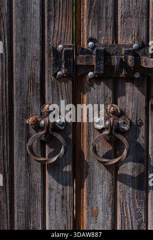 Eine rustikale Holztür in Mzcheta, Georgia, unterstreicht den historischen Charme der Stadt. Die detaillierte Textur und die eisernen Akzente spiegeln den alten Architekten wider Stockfoto