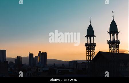Ein Panoramablick auf Mexiko-Stadt bei Sonnenuntergang, der die Silhouette historischer Gebäude und moderner Wolkenkratzer vor einem farbenfrohen Himmel hervorhebt Stockfoto