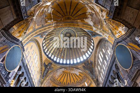 Atemberaubende Innenansicht der Hagia Ayasofya zeigt ihre majestätische Kuppel, komplexe Designs und historische Bedeutung in der islamischen Architektur im IS Stockfoto