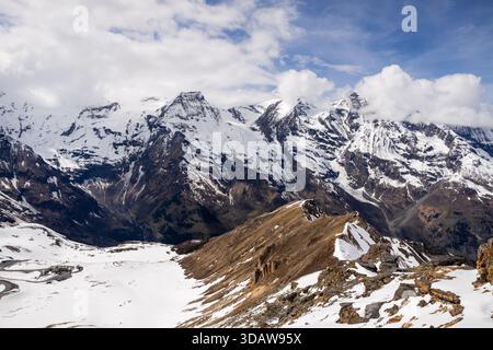Atemberaubender Panoramablick auf die schneebedeckte Großglockner Hochalpenstraße, ein berühmtes nationales Wahrzeichen in Österreich, das für malerische Fahrten und Ausflüge beliebt ist Stockfoto