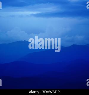 Blauer Berg im Lagenlook Stockfoto