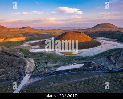 Die Drohne bietet einen Blick aus der Luft auf den atemberaubenden Meke Krater See bei Sonnenuntergang und hebt die lebendigen Farben der Landschaft und die einzigartige geologische für hervor Stockfoto
