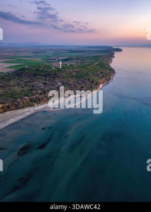 Ein atemberaubender Blick auf die Drohne fängt die ruhige Schönheit des Sigeion Cape bei Sonnenuntergang in Canakkale ein und zeigt den lebendigen Himmel und die ruhige Ägäis in A Stockfoto