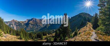 Diese Panoramaaufnahme erfasst atemberaubende Herbsttöne und bergige Landschaften und umfasst eine ruhige Wanderung entlang der Gipfel der Sonnenkoepfe in der Allg Stockfoto