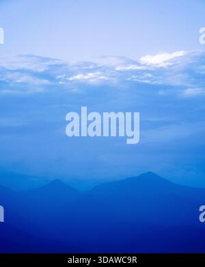 Blauer Berg im Lagenlook Stockfoto