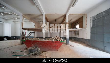 Foto eines im Bau befindlichen Industrieinterieurs mit Teilabbruch mit freiliegenden Gerüsten, Schutt gefülltem Überlauf und unvollendetem Ceili Stockfoto