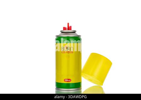 Ein Metallzylinder mit Butangas zum Nachfüllen von Feuerzeugen, isoliert auf weißem Hintergrund, Nahaufnahme. Stockfoto